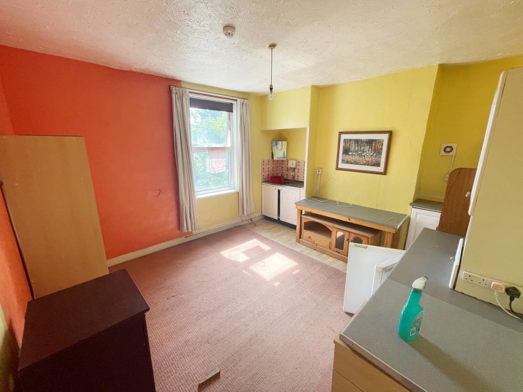 Lot: 94 - SEVEN-BEDROOM INVESTMENT OPPORTUNITY - Bedroom five with kitchenette
